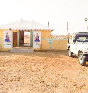 一辆白色吉普车停在一栋建筑物前