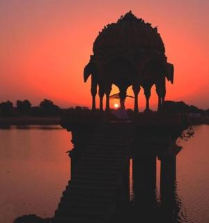 夕阳下的马雕像