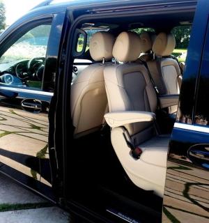 modrá dodávka s otevřenými dveřmi a zadními sedadly