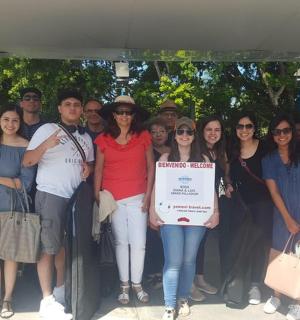 一群人拿着标语牌合影