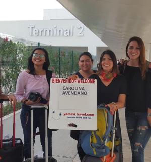 一群妇女在机场举着牌子