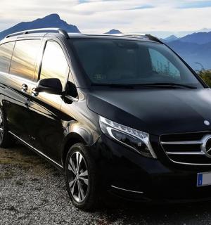 černo-stříbrné SUV zaparkované na silnici