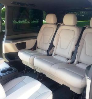 dvě volná sedadla v zadní části dodávky