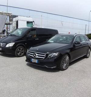 dvě černá auta zaparkovaná vedle nákladního auta