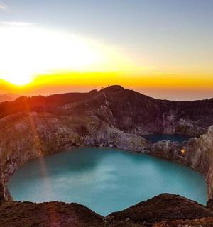 a view of the sun setting on a mountain