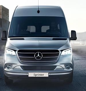 一辆银色奔驰面包车停在停车场