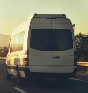 一辆白色货车正在高速公路上行驶