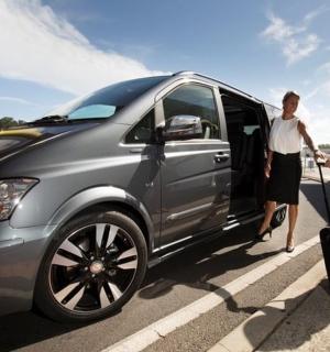 一名男子和一名女子上车