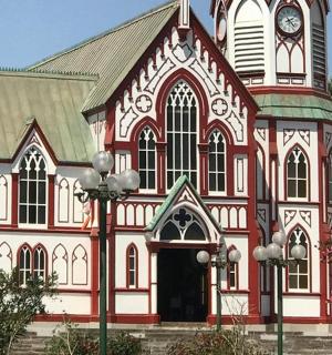 一座带有钟楼的红白相间的大教堂