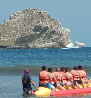 一群人在水中的木筏上