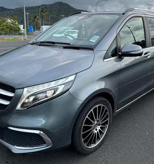 stříbrná dodávka zaparkovaná na parkovišti