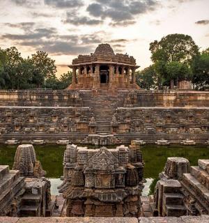 中间有喷泉的大楼