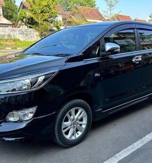 一辆黑色小型货车停在停车场