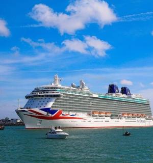 海上的游轮和水中的船只