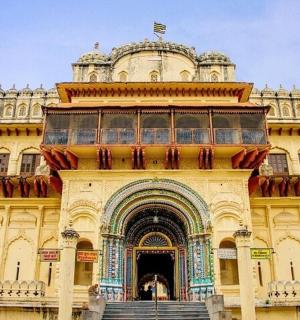 velká budova s vlajkou na střeše