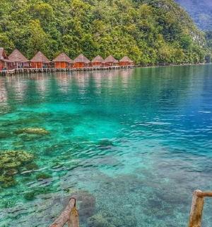 一大片水域和一群小屋