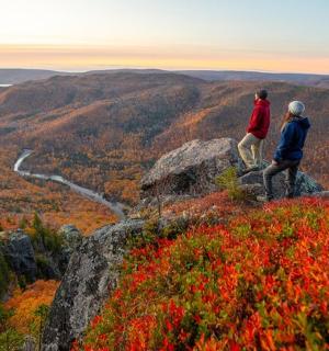 两个人站在山顶上
