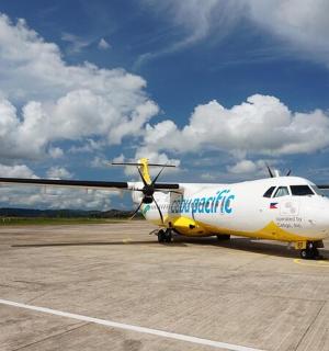 ein weiß-gelbes Flugzeug auf einer Landebahn