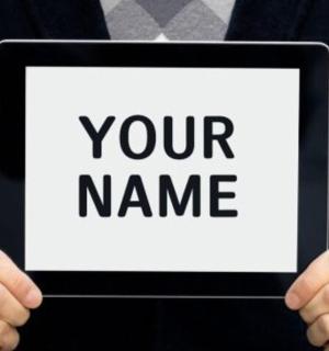 muž držící ceduli s vaším jménem