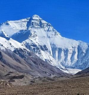 zasněžená hora uprostřed údolí