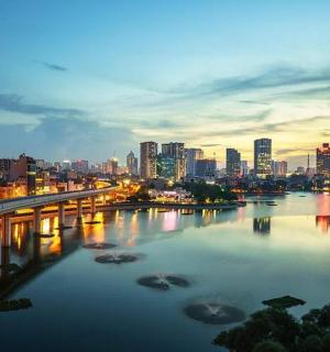 河上建有桥梁的城市天际线