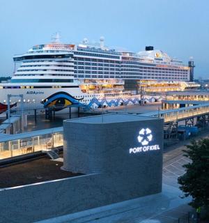 一艘游轮停靠在一艘大型游轮的码头