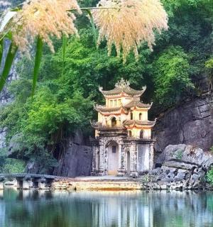 位于水体中央的建筑物