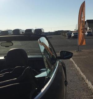 停在停车场边上的汽车