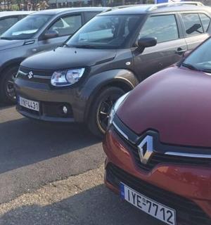 停车场里停放的一排汽车