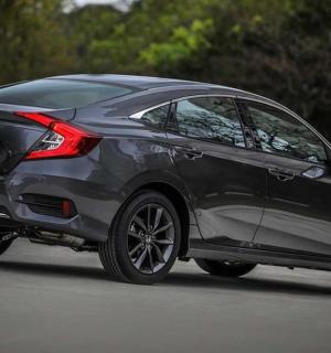 一辆黑色汽车正在路上行驶