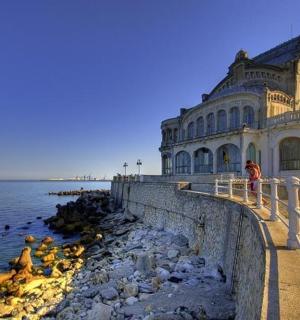 海边的一座大楼，人们站在窗台上