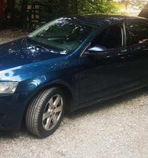 ein blaues Auto steht in einer Einfahrt