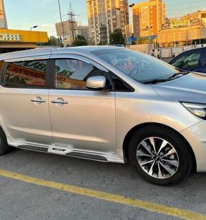 一辆银色汽车停在停车场