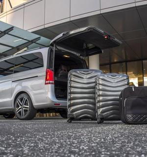 两件行李放在一辆货车前面