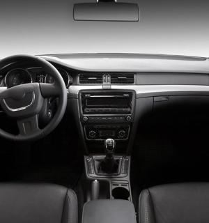 поглед на контролну таблу аутомобила