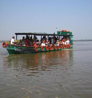 skupina lidí na lodi ve vodě