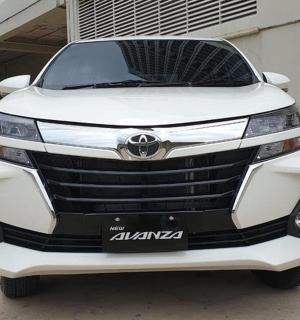 一辆白色汽车停在停车场