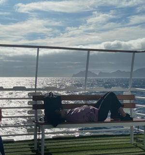 躺在船上长凳上的人