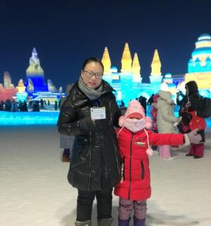 一名男子和一名儿童站在冰雪城堡前