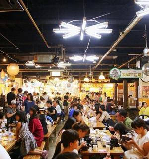 一群人坐在餐厅的桌子旁