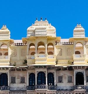 一座有两座塔楼的建筑