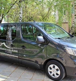 一辆黑色货车停在路边