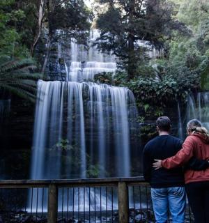 站在瀑布前的一对男女