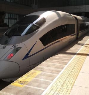 ένα τρένο υψηλής ταχύτητας είναι παρκαρισμένο σε έναν σιδηροδρομικό σταθμό