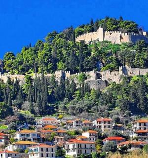 一座建在山上的城堡和房屋的小镇