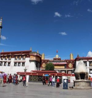 skupina lidí stojících před budovou