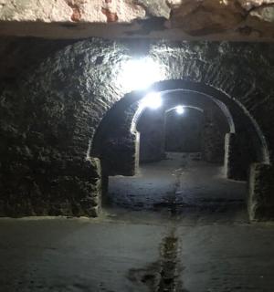 一条黑暗的隧道,尽头有光