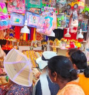 skupina lidí stojících kolem obchodu na trhu