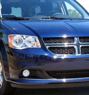 一辆蓝色汽车停在停车场