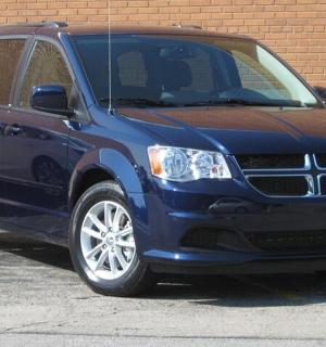 一辆蓝色 SUV 停在停车场